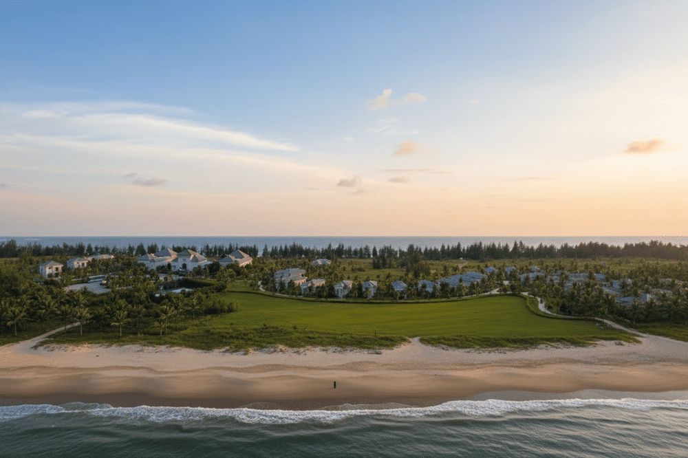 Ngay bên cạnh bãi biển là công viên nước Vinpearl Cửa Sót – tổ hợp vui chơi hiện đại hàng đầu Bắc Trung Bộ